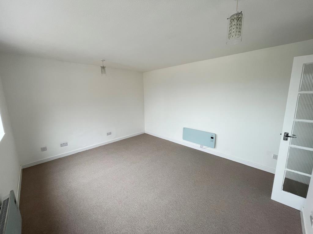 Lot: 119 - WELL PRESENTED FLAT - Living room